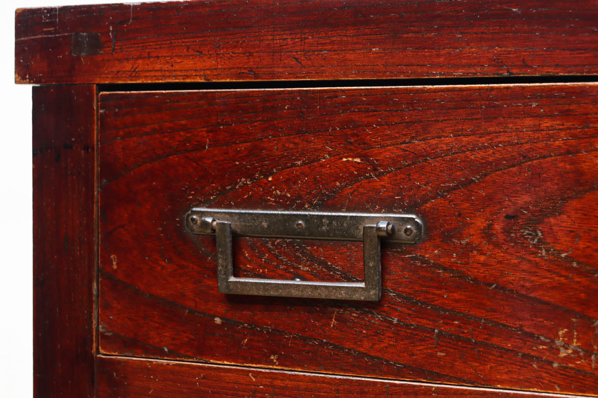 横桟造りの引き戸が印象深い庄内帳場箪笥　BB3398