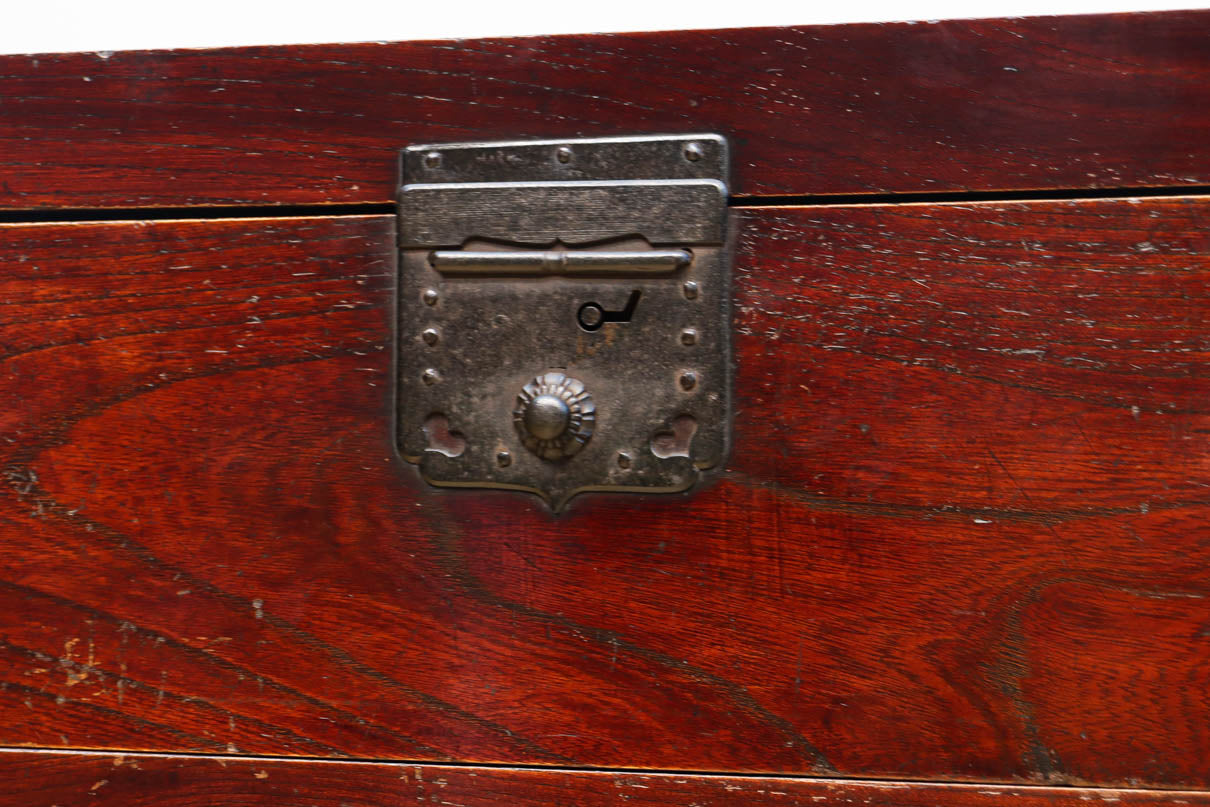 横桟造りの引き戸が印象深い庄内帳場箪笥　BB3398