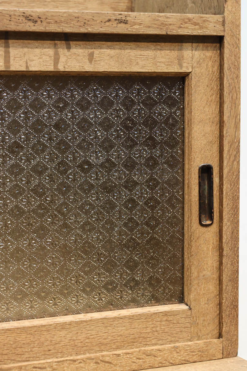 昭和レトロ!! フローラガラスが目を惹く、小振りで可愛らしいキャビネット　BB3399