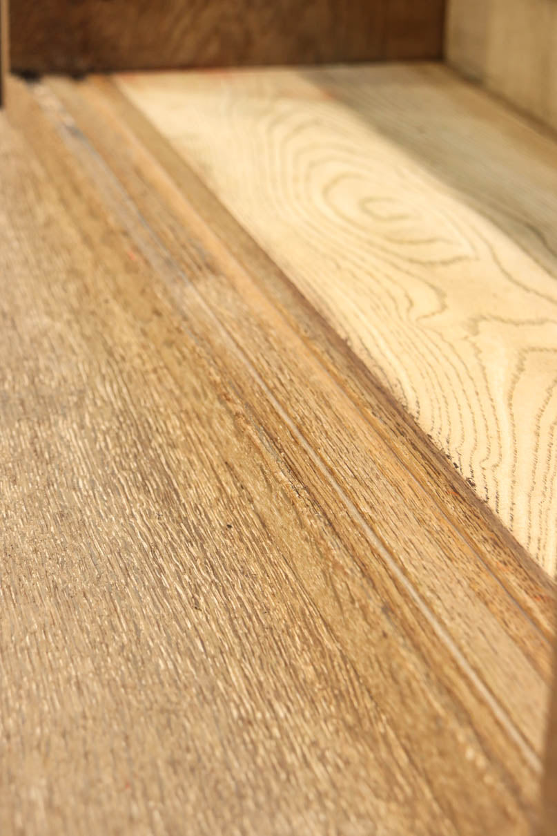 昭和レトロ!! フローラガラスが目を惹く、小振りで可愛らしいキャビネット　BB3399