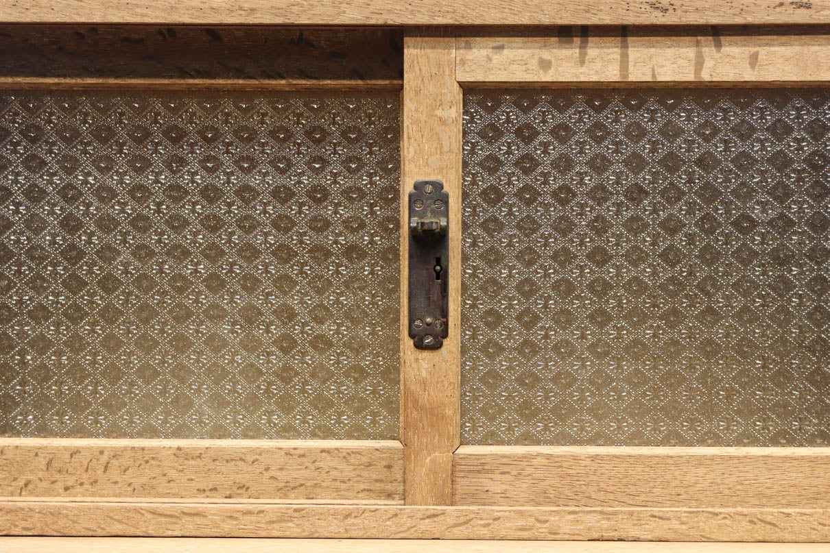 昭和レトロ!! フローラガラスが目を惹く、小振りで可愛らしいキャビネット　BB3399