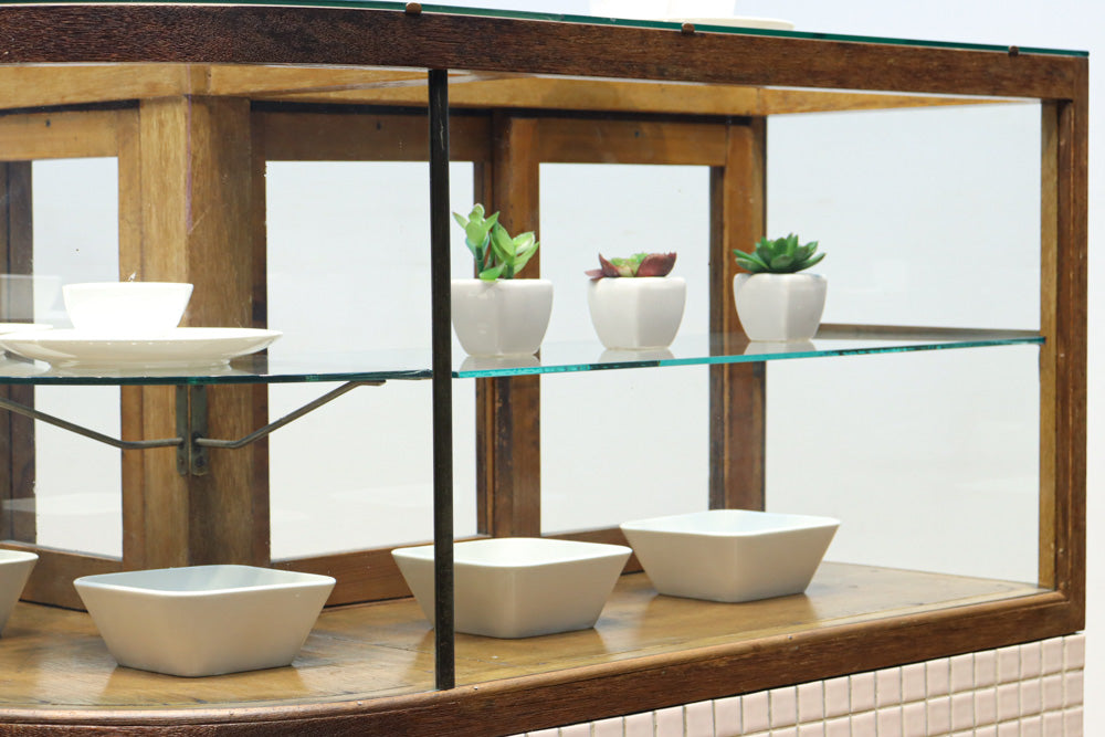 L-shaped glass display case BB3428