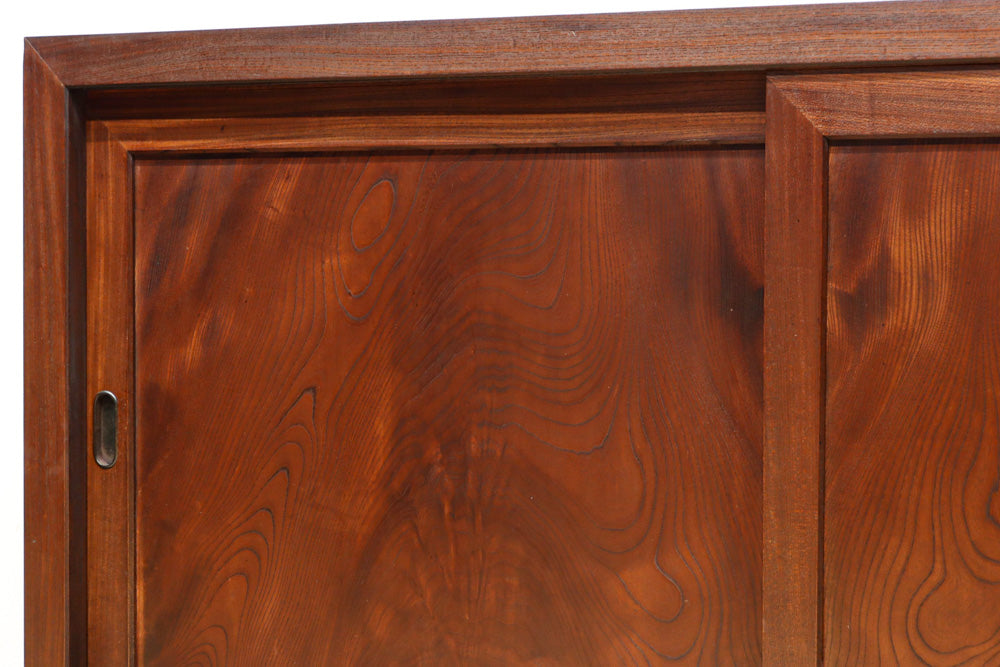 欅杢目が見事な格調ある面持ちの収納箪笥　BB3431