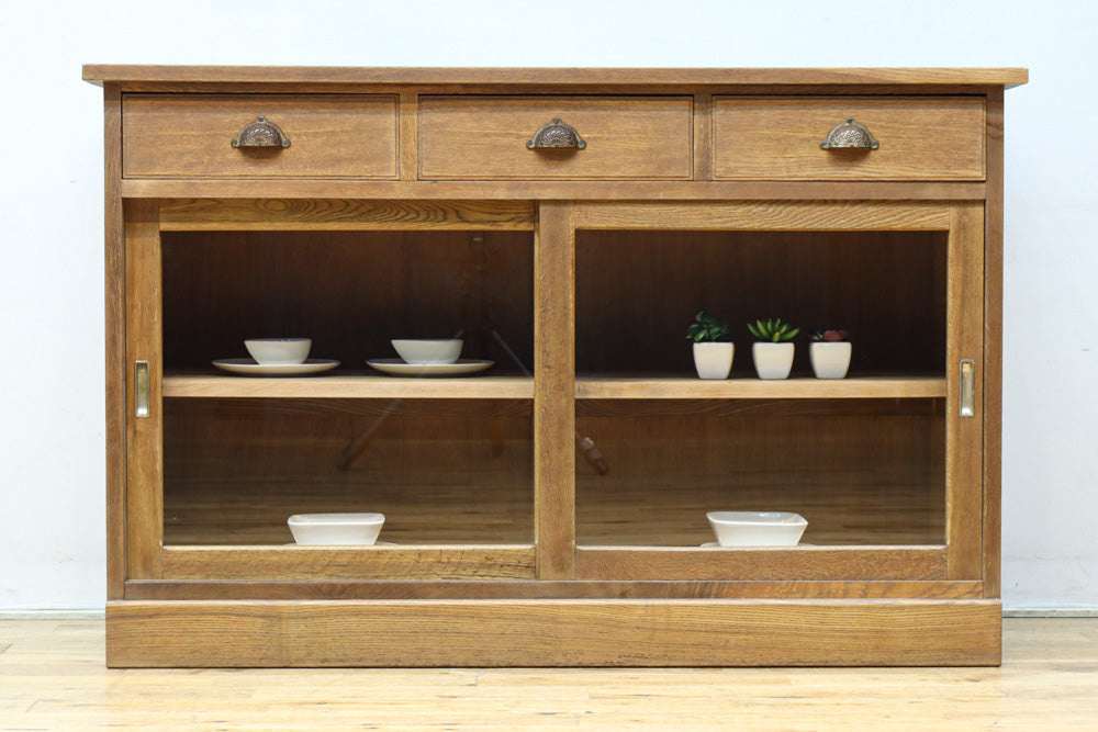 幅1215ミリ 引き出しが上部にある木地色の柔らかな色彩のレトロガラスケース　BB3432