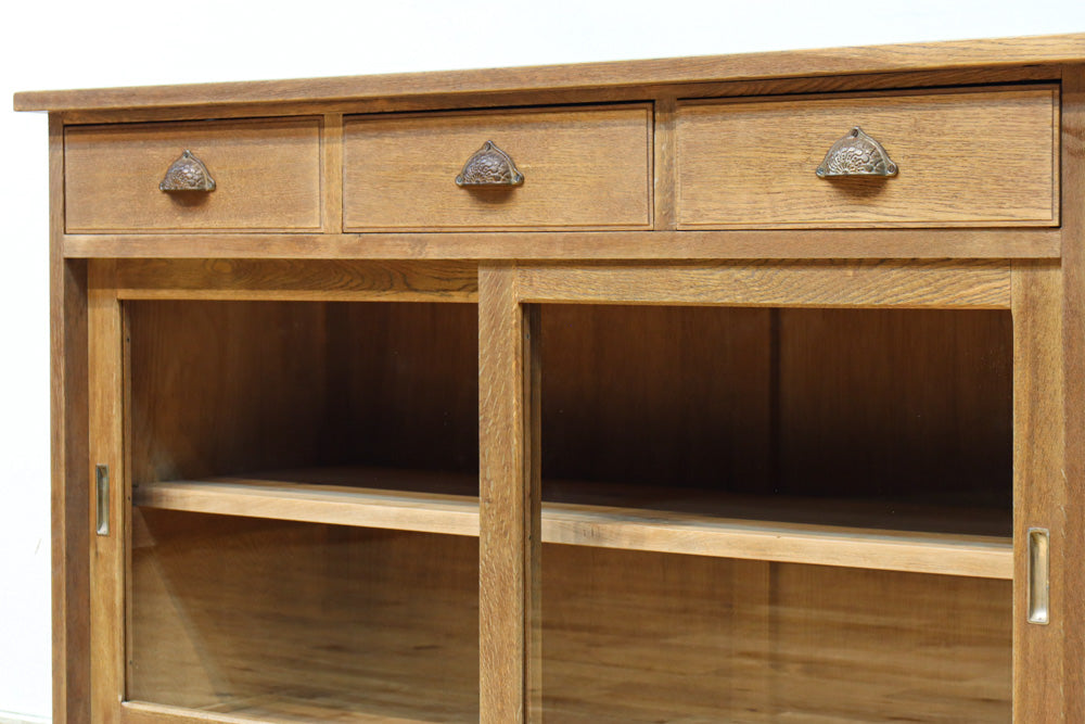 幅1215ミリ 引き出しが上部にある木地色の柔らかな色彩のレトロガラスケース　BB3432