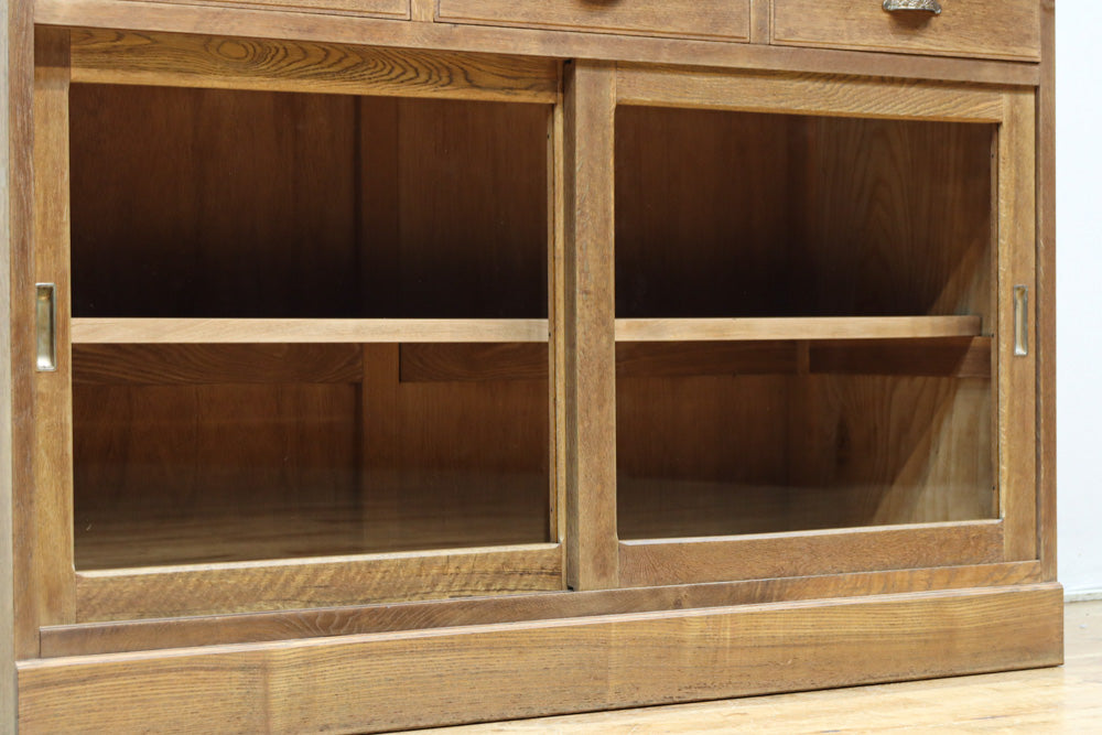 幅1215ミリ 引き出しが上部にある木地色の柔らかな色彩のレトロガラスケース　BB3432