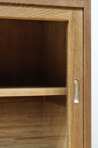 幅1215ミリ 引き出しが上部にある木地色の柔らかな色彩のレトロガラスケース　BB3432