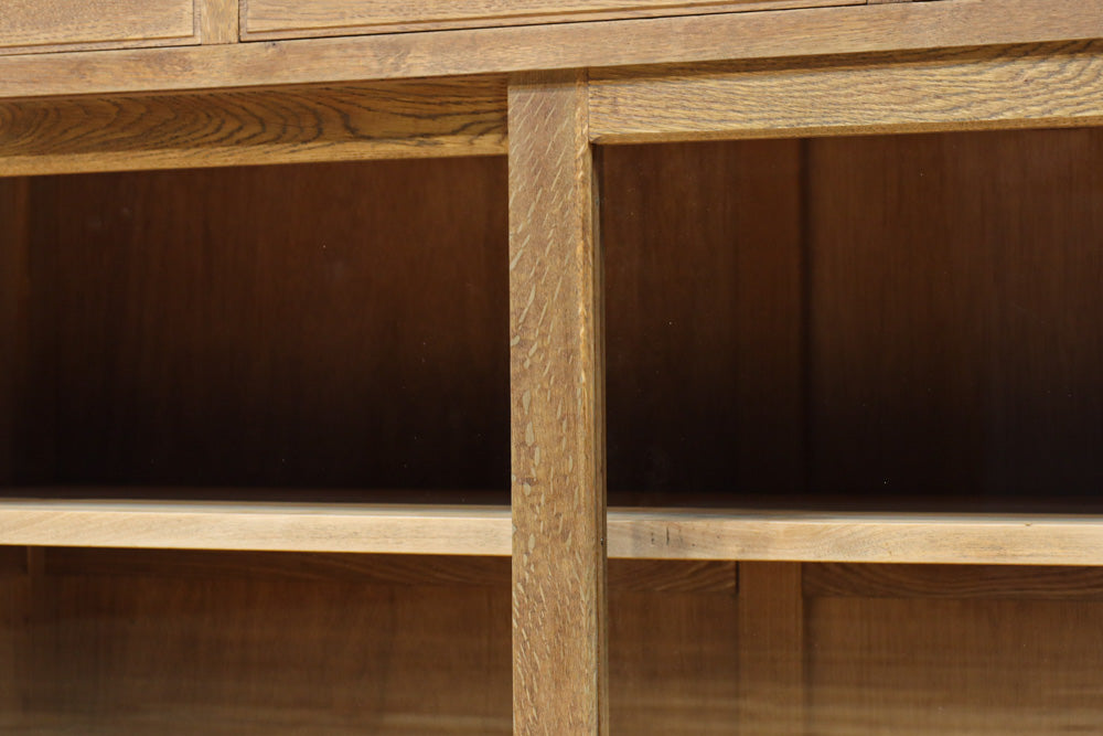 幅1215ミリ 引き出しが上部にある木地色の柔らかな色彩のレトロガラスケース　BB3432