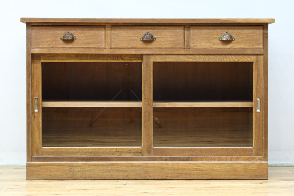 幅1215ミリ 引き出しが上部にある木地色の柔らかな色彩のレトロガラスケース　BB3432