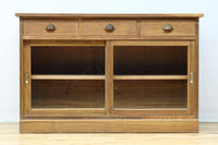 幅1215ミリ 引き出しが上部にある木地色の柔らかな色彩のレトロガラスケース　BB3432