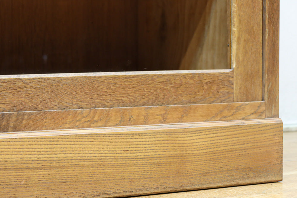 幅1215ミリ 引き出しが上部にある木地色の柔らかな色彩のレトロガラスケース　BB3432