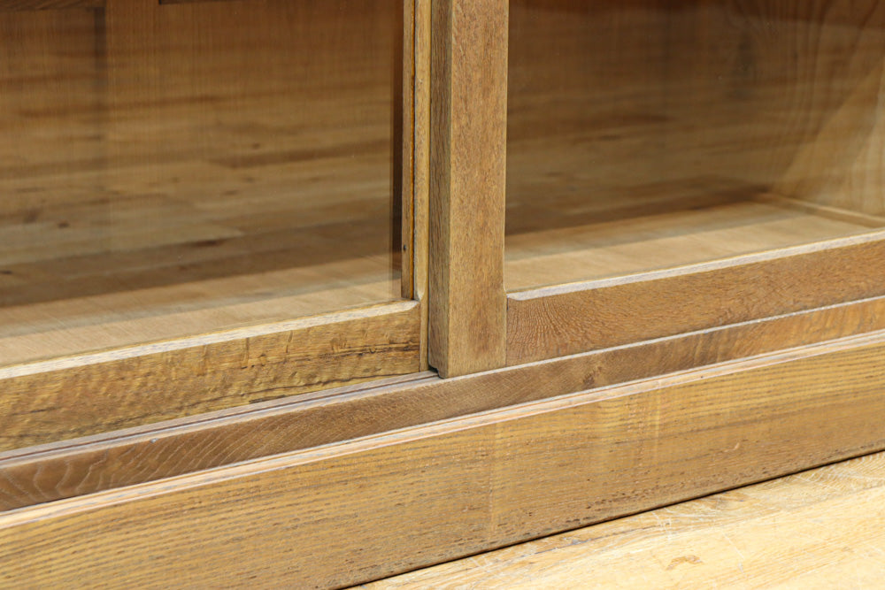 幅1215ミリ 引き出しが上部にある木地色の柔らかな色彩のレトロガラスケース　BB3432