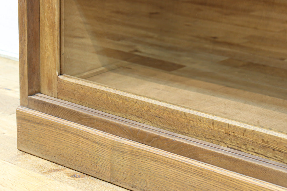 幅1215ミリ 引き出しが上部にある木地色の柔らかな色彩のレトロガラスケース　BB3432