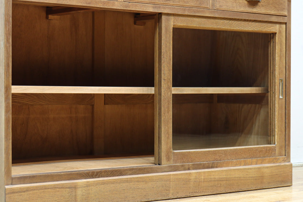 幅1215ミリ 引き出しが上部にある木地色の柔らかな色彩のレトロガラスケース　BB3432