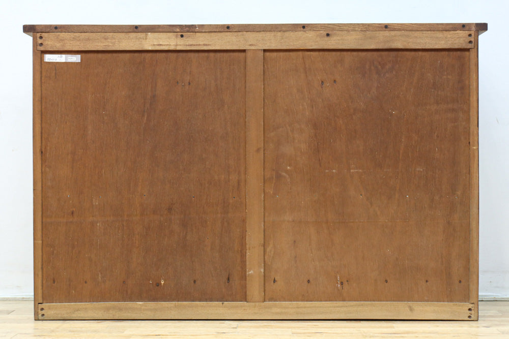 幅1215ミリ 引き出しが上部にある木地色の柔らかな色彩のレトロガラスケース　BB3432