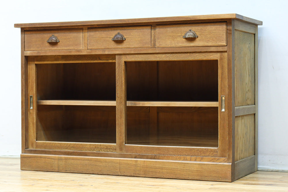 幅1215ミリ 引き出しが上部にある木地色の柔らかな色彩のレトロガラスケース　BB3432