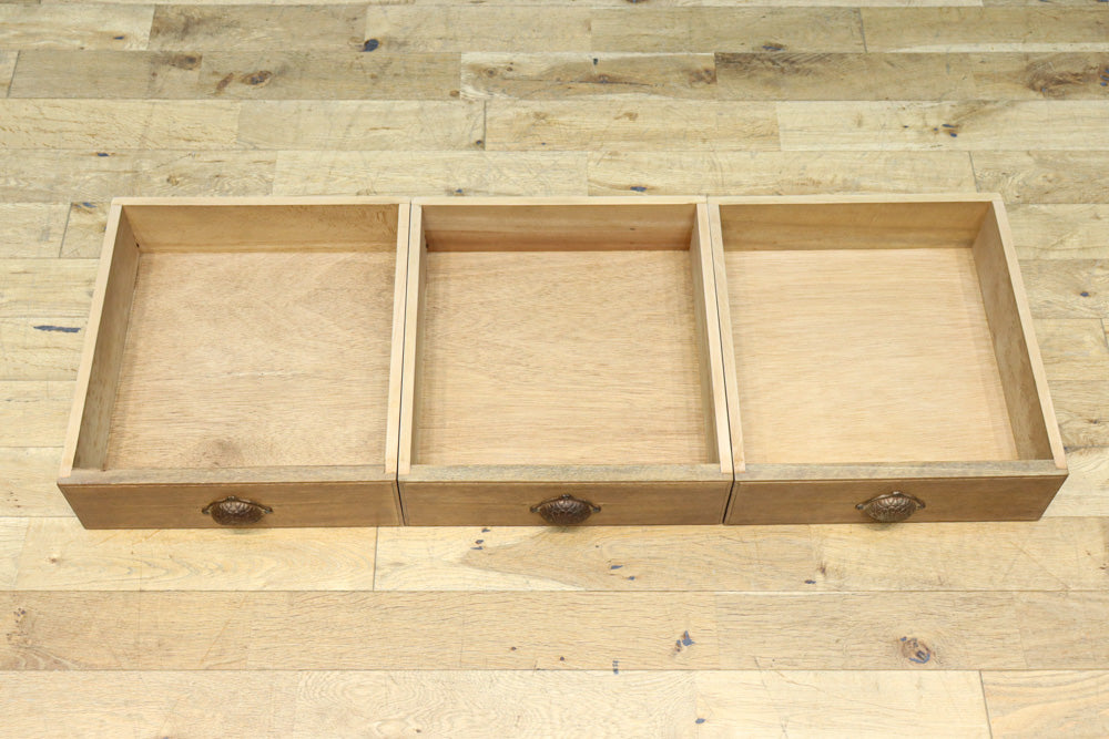 幅1215ミリ 引き出しが上部にある木地色の柔らかな色彩のレトロガラスケース　BB3432