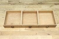 幅1215ミリ 引き出しが上部にある木地色の柔らかな色彩のレトロガラスケース　BB3432