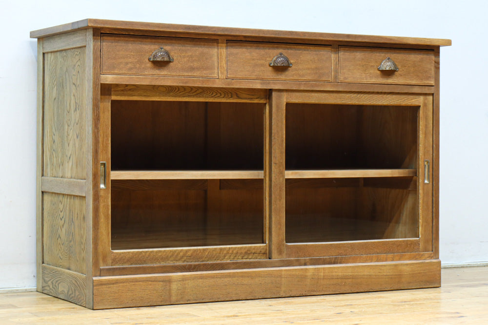 幅1215ミリ 引き出しが上部にある木地色の柔らかな色彩のレトロガラスケース　BB3432