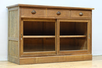 幅1215ミリ 引き出しが上部にある木地色の柔らかな色彩のレトロガラスケース　BB3432