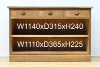 幅1215ミリ 引き出しが上部にある木地色の柔らかな色彩のレトロガラスケース　BB3432