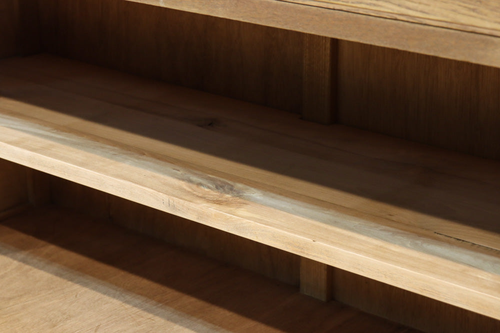 幅1215ミリ 引き出しが上部にある木地色の柔らかな色彩のレトロガラスケース　BB3432