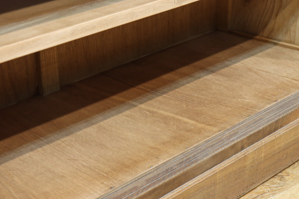 幅1215ミリ 引き出しが上部にある木地色の柔らかな色彩のレトロガラスケース　BB3432