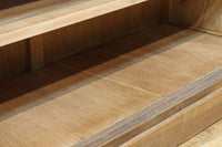 幅1215ミリ 引き出しが上部にある木地色の柔らかな色彩のレトロガラスケース　BB3432