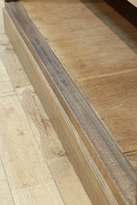 幅1215ミリ 引き出しが上部にある木地色の柔らかな色彩のレトロガラスケース　BB3432