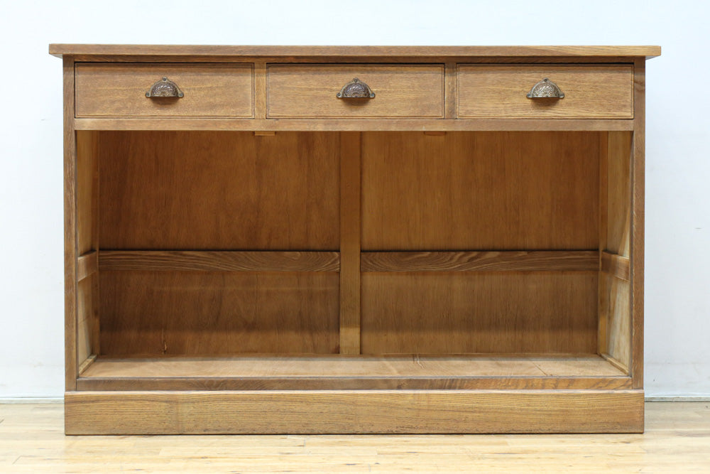 幅1215ミリ 引き出しが上部にある木地色の柔らかな色彩のレトロガラスケース　BB3432