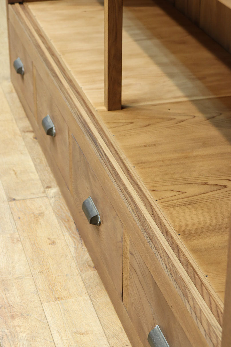 稀少‼︎ 温かみのある木地色に引き出しを上下に備えたレトロオークガラスケース　BB3450