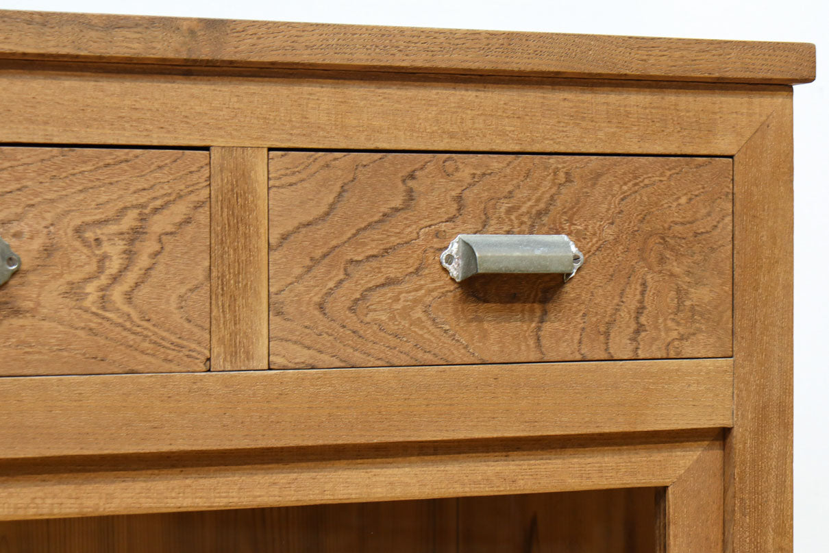 稀少‼︎ 温かみのある木地色に引き出しを上下に備えたレトロオークガラスケース　BB3450