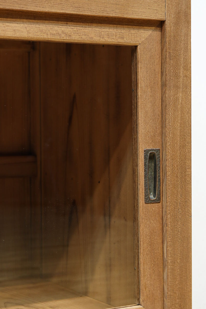 稀少‼︎ 温かみのある木地色に引き出しを上下に備えたレトロオークガラスケース　BB3450