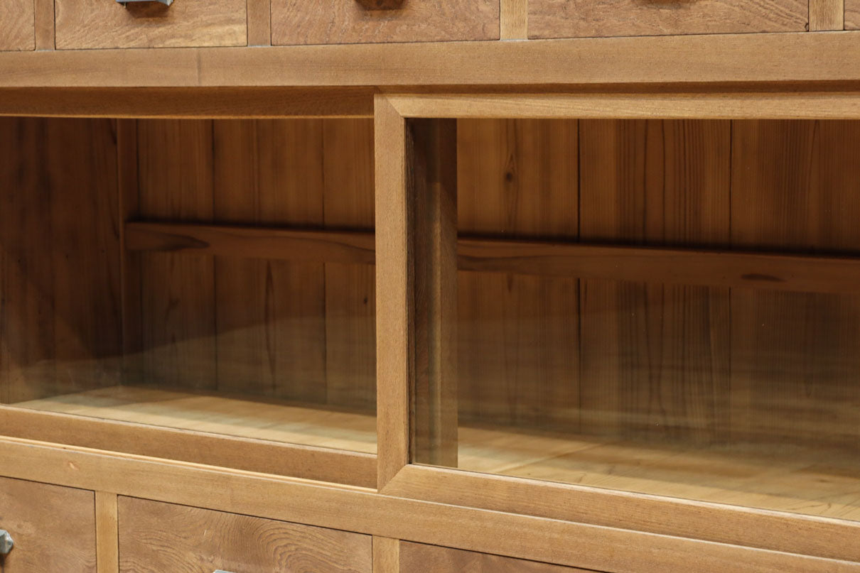 稀少‼︎ 温かみのある木地色に引き出しを上下に備えたレトロオークガラスケース　BB3450