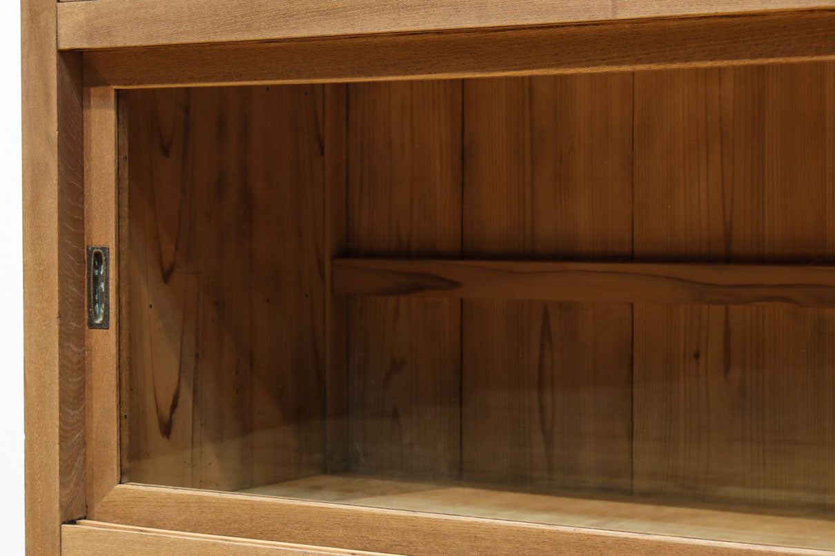 稀少‼︎ 温かみのある木地色に引き出しを上下に備えたレトロオークガラスケース　BB3450