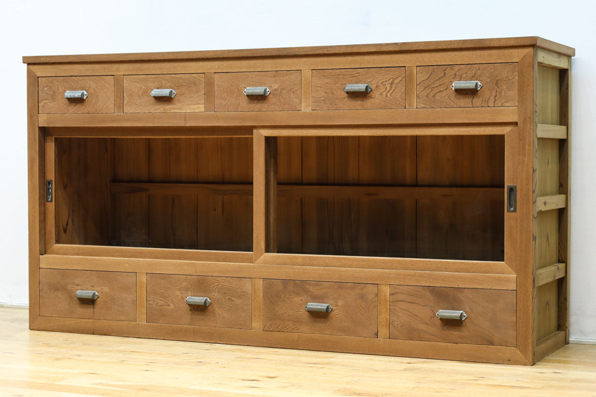 稀少‼︎ 温かみのある木地色に引き出しを上下に備えたレトロオークガラスケース　BB3450