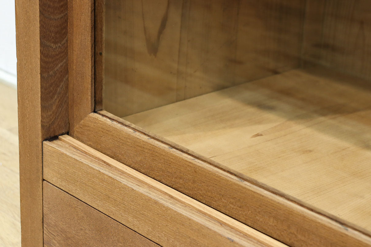 稀少‼︎ 温かみのある木地色に引き出しを上下に備えたレトロオークガラスケース　BB3450