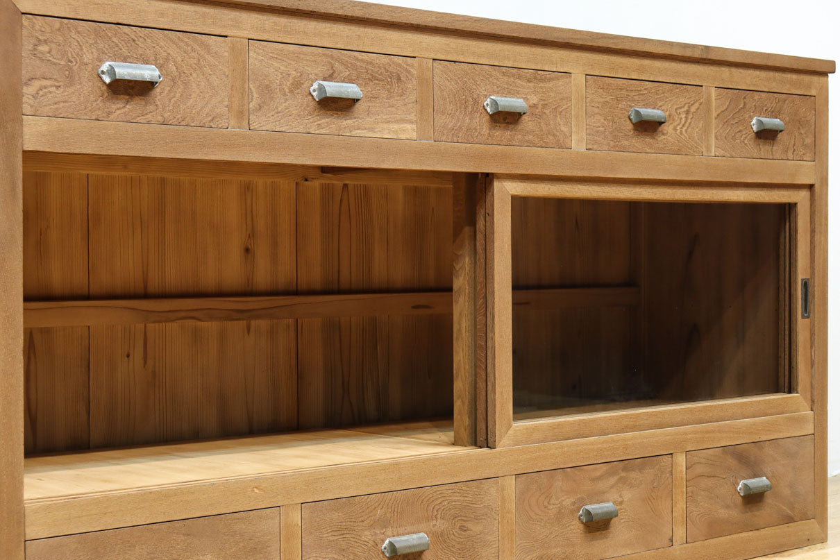 稀少‼︎ 温かみのある木地色に引き出しを上下に備えたレトロオークガラスケース　BB3450