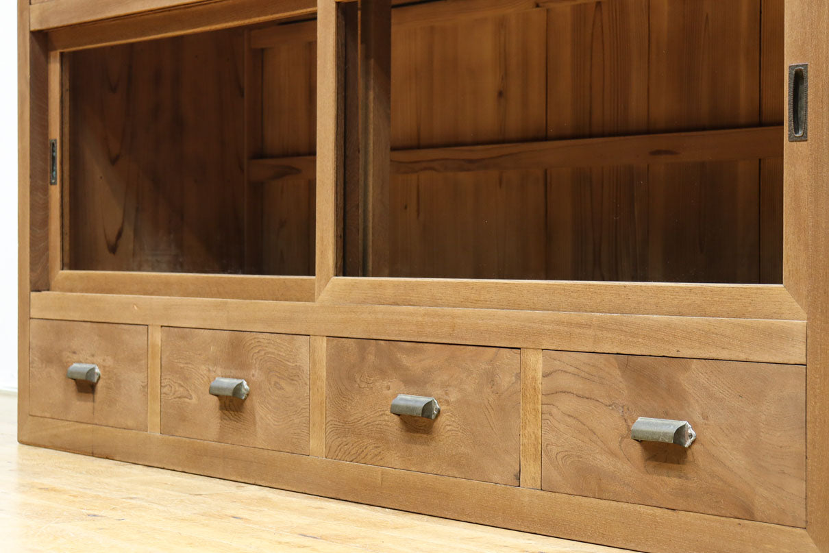 稀少‼︎ 温かみのある木地色に引き出しを上下に備えたレトロオークガラスケース　BB3450