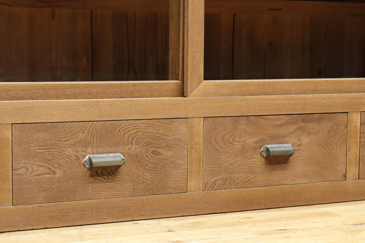 稀少‼︎ 温かみのある木地色に引き出しを上下に備えたレトロオークガラスケース　BB3450