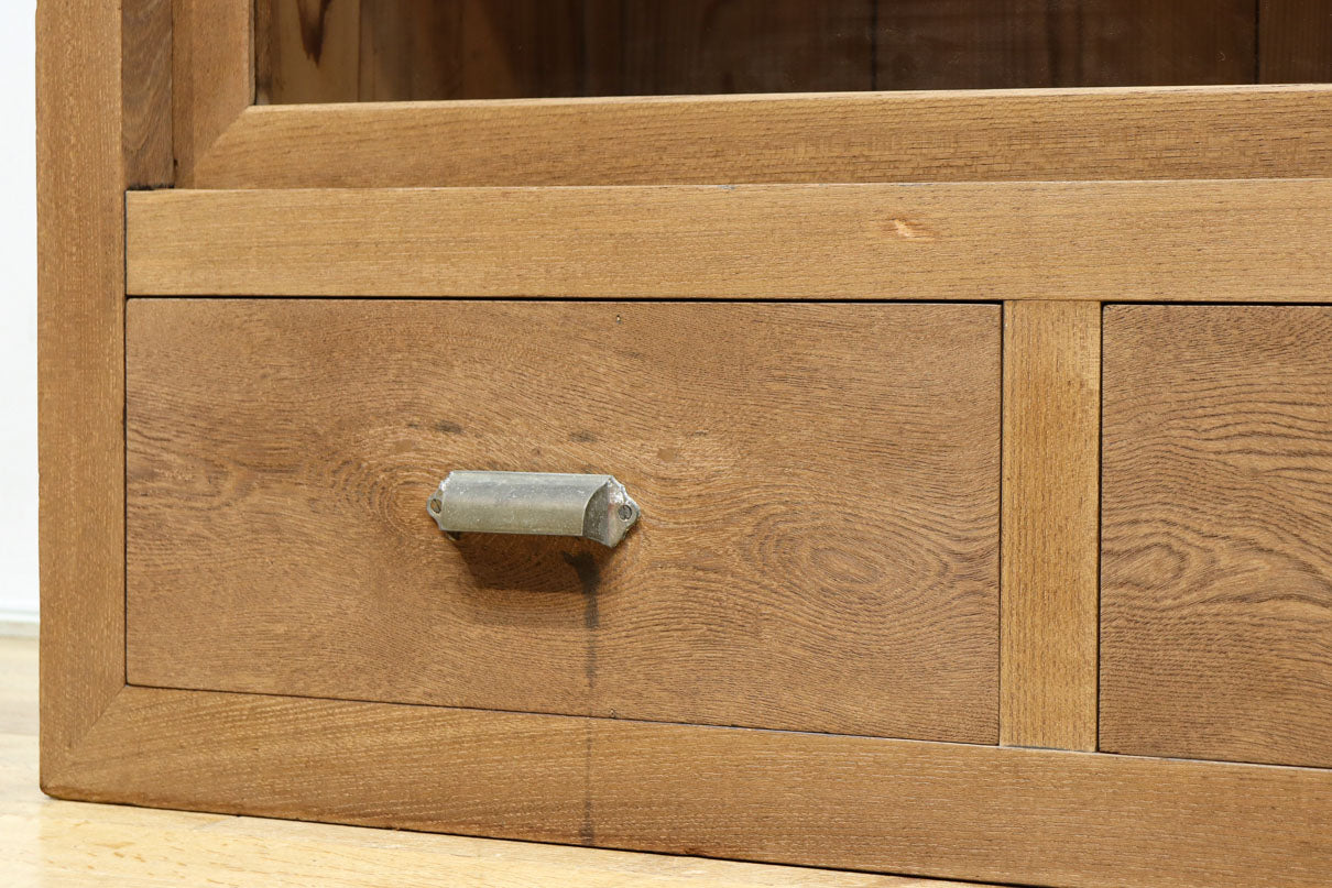 稀少‼︎ 温かみのある木地色に引き出しを上下に備えたレトロオークガラスケース　BB3450