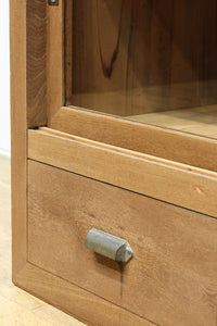 稀少‼︎ 温かみのある木地色に引き出しを上下に備えたレトロオークガラスケース　BB3450