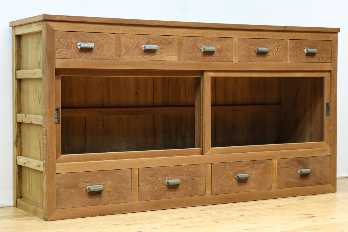 稀少‼︎ 温かみのある木地色に引き出しを上下に備えたレトロオークガラスケース　BB3450