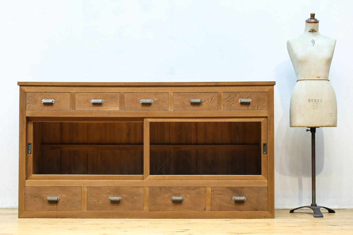 稀少‼︎ 温かみのある木地色に引き出しを上下に備えたレトロオークガラスケース　BB3450