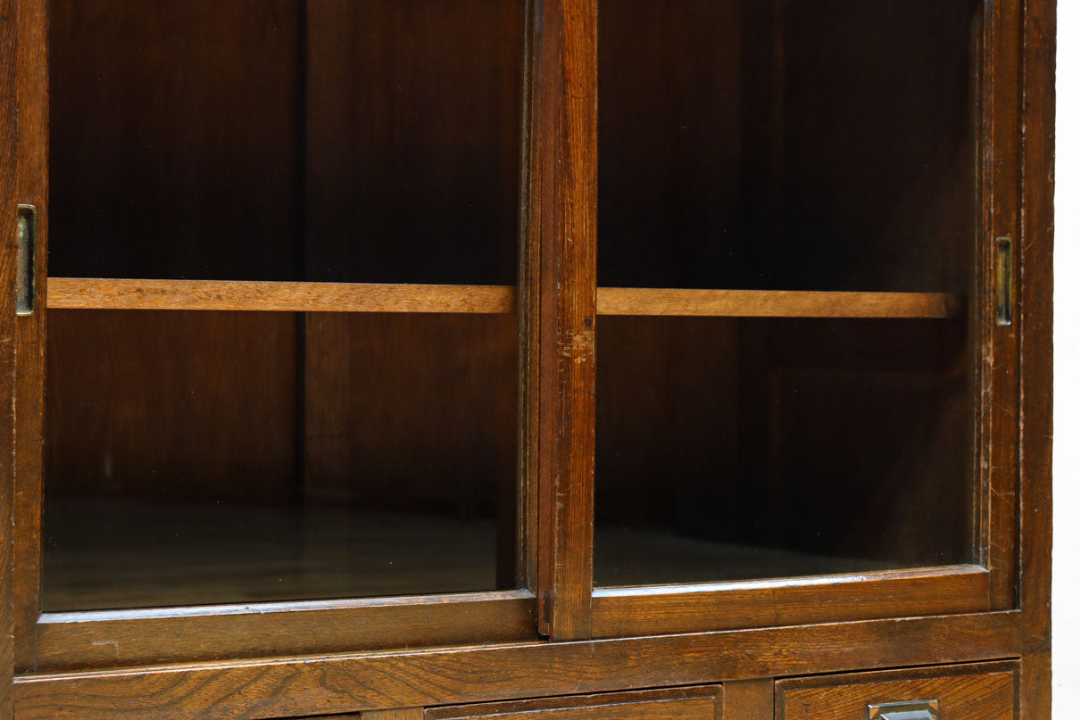 ゆらゆらガラスとレリーフ彫刻で優しい雰囲気のガラスケース　BB3452