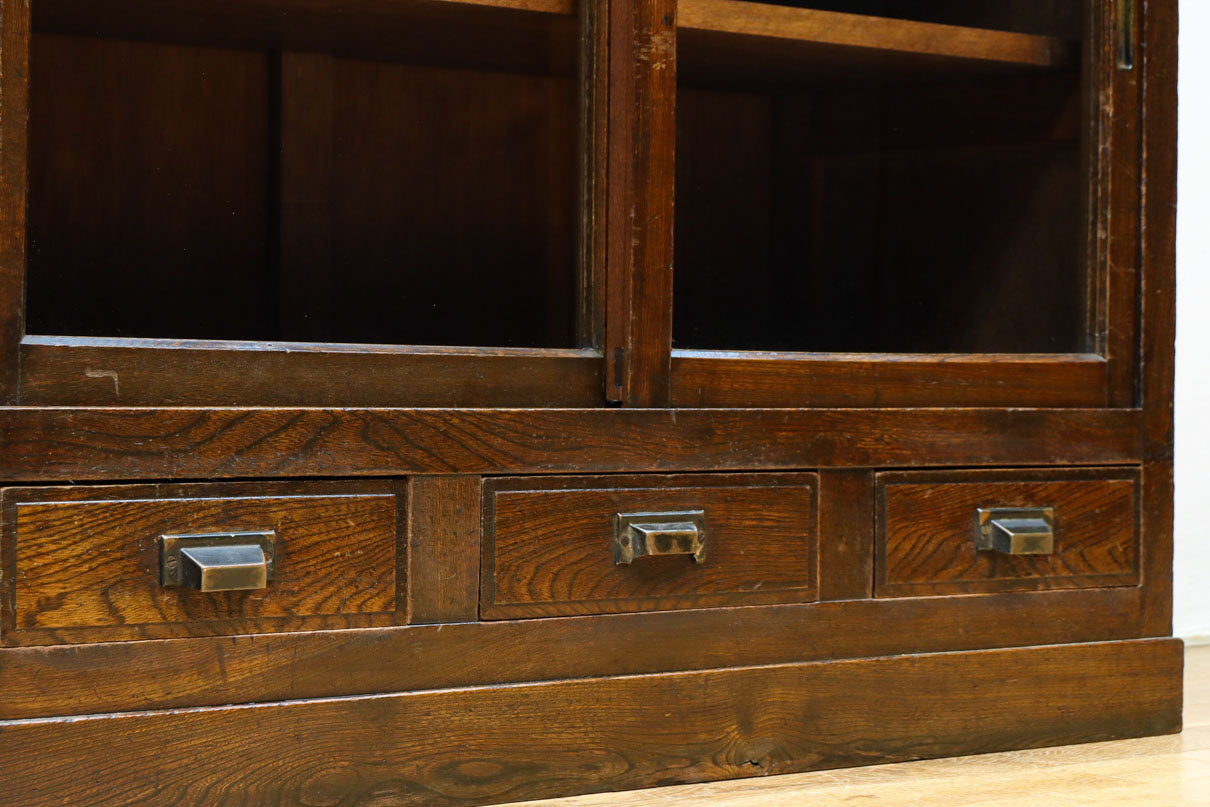 ゆらゆらガラスとレリーフ彫刻で優しい雰囲気のガラスケース　BB3452