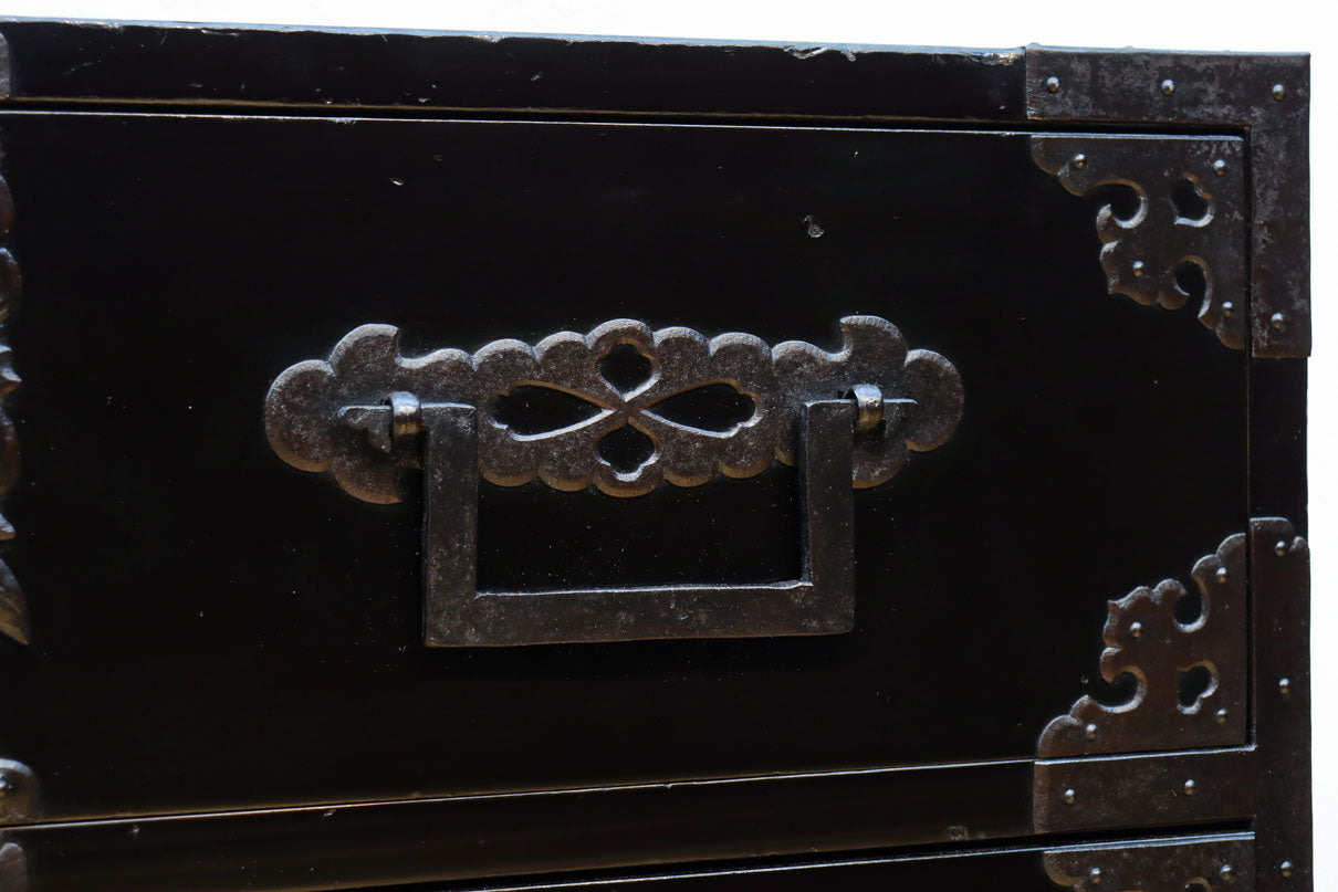 極上‼︎ 縁起の良い絵柄の装飾金具で華やかに飾られた庄内六丁曳き衣裳箪笥　BB3454