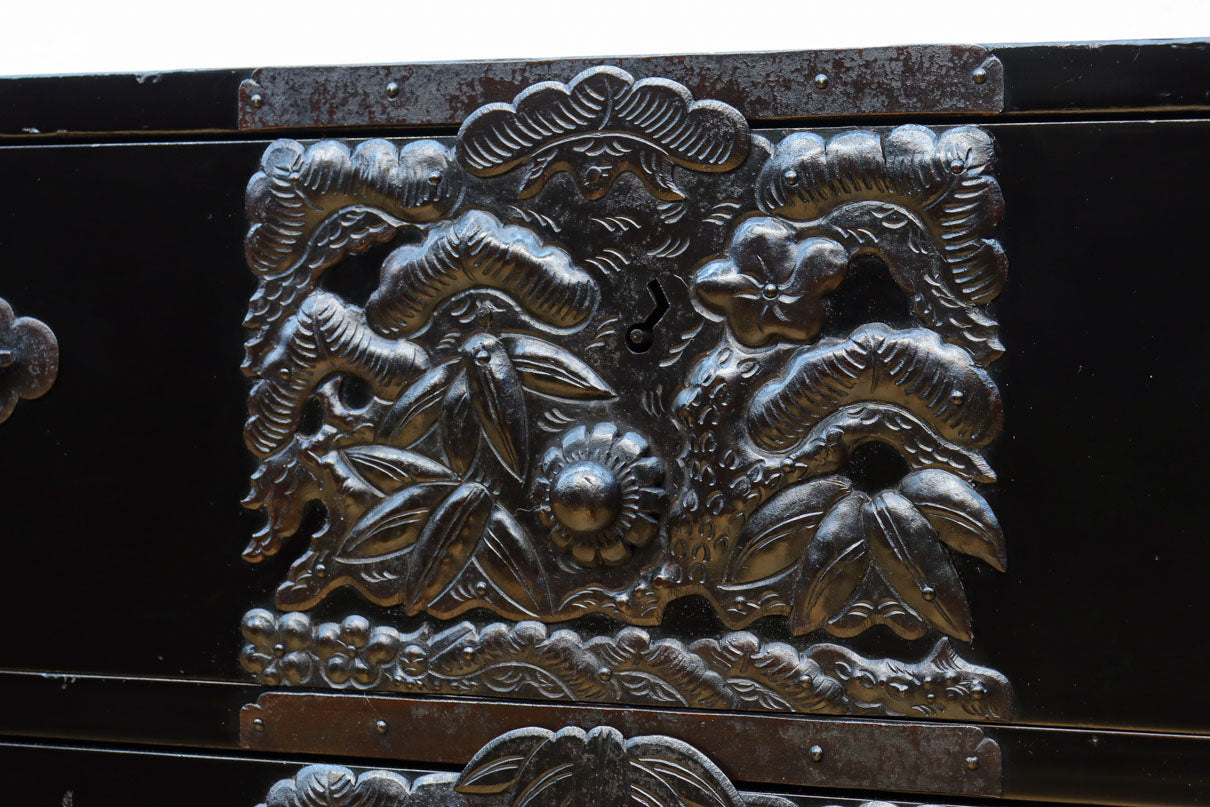 極上‼︎ 縁起の良い絵柄の装飾金具で華やかに飾られた庄内六丁曳き衣裳箪笥　BB3454