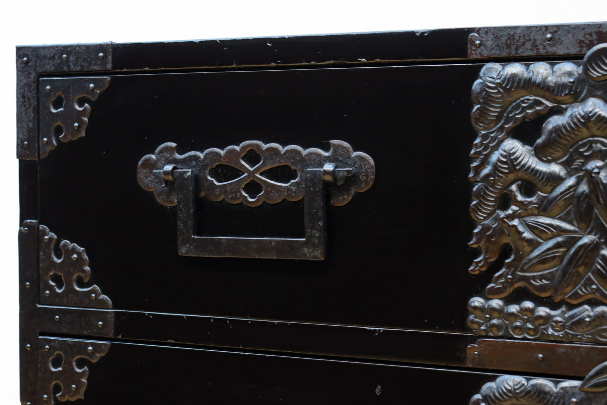 極上‼︎ 縁起の良い絵柄の装飾金具で華やかに飾られた庄内六丁曳き衣裳箪笥　BB3454