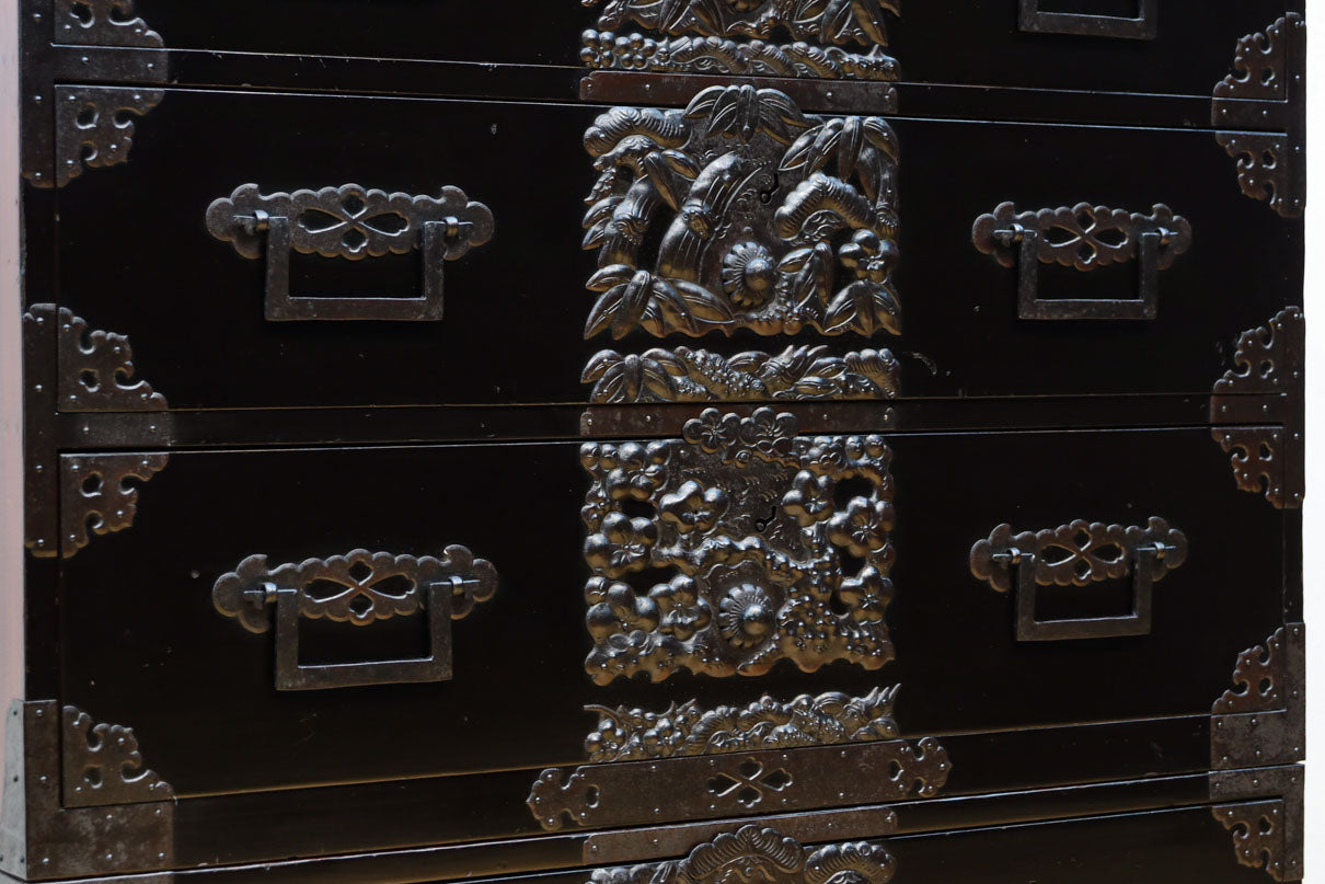 極上‼︎ 縁起の良い絵柄の装飾金具で華やかに飾られた庄内六丁曳き衣裳箪笥　BB3454